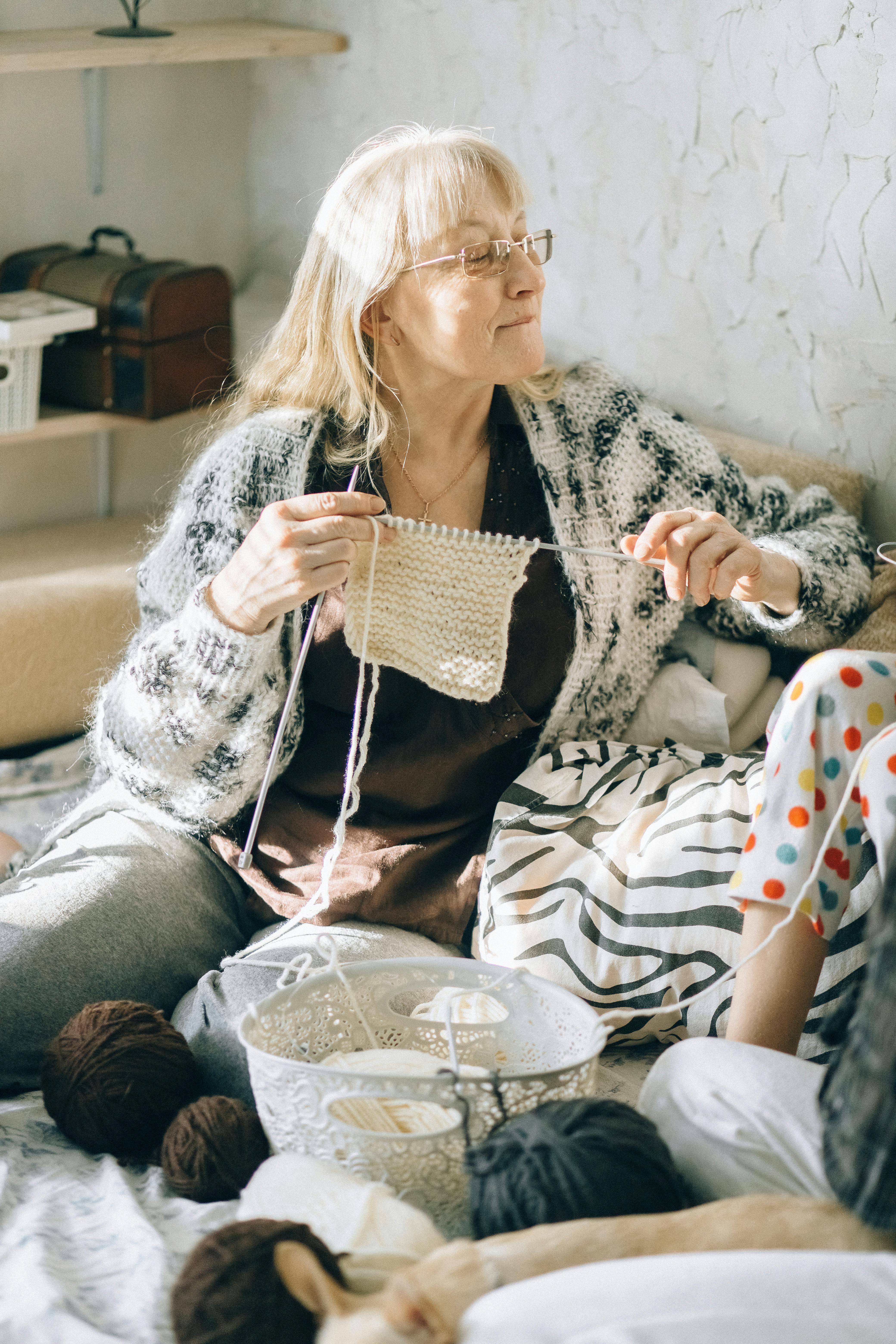 Woman knitting | Source: Pexels