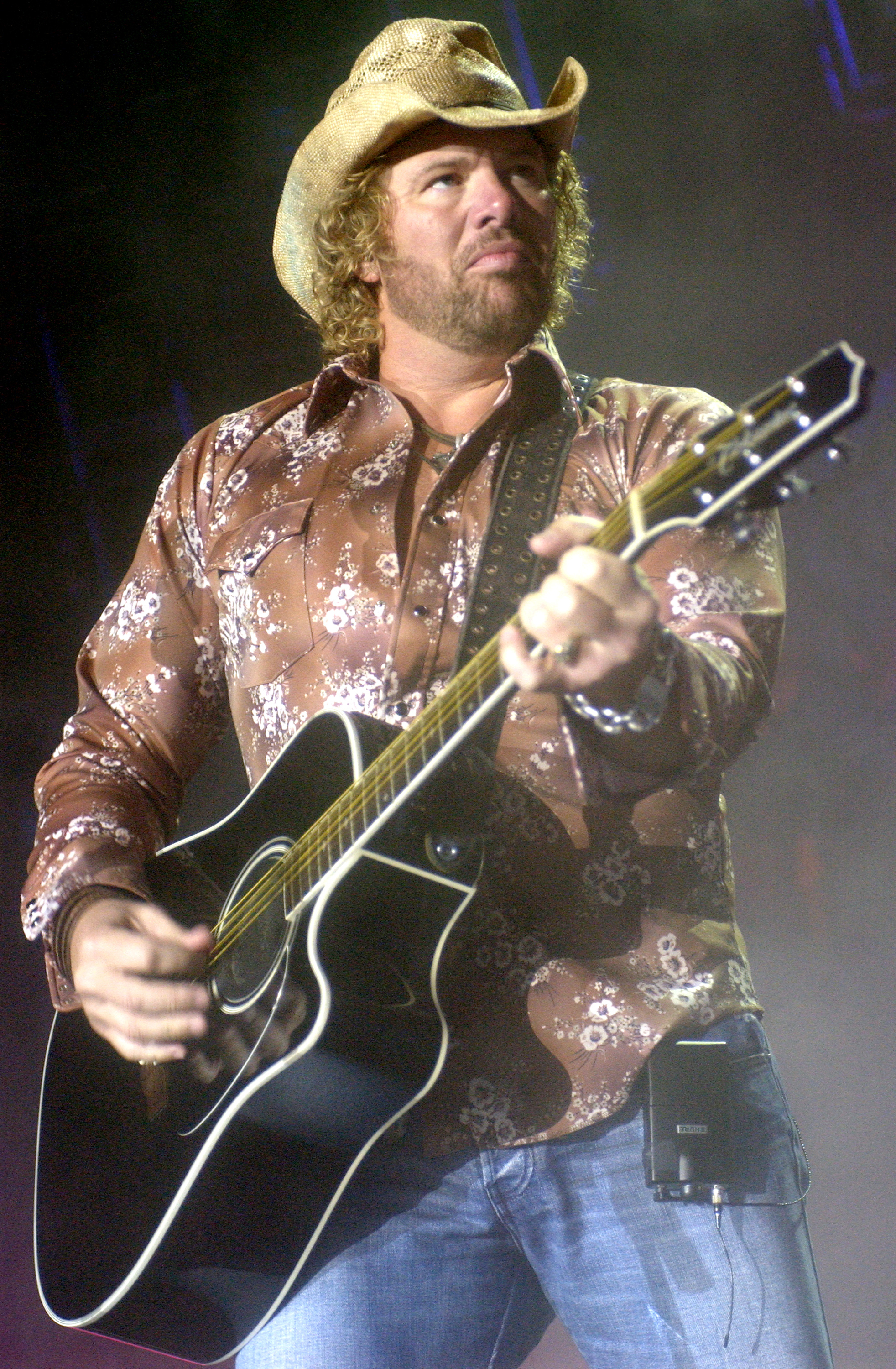 Toby Keith performs during his 2005 "Big Throwdown Tour II" in Mountain View | Source: Getty Images