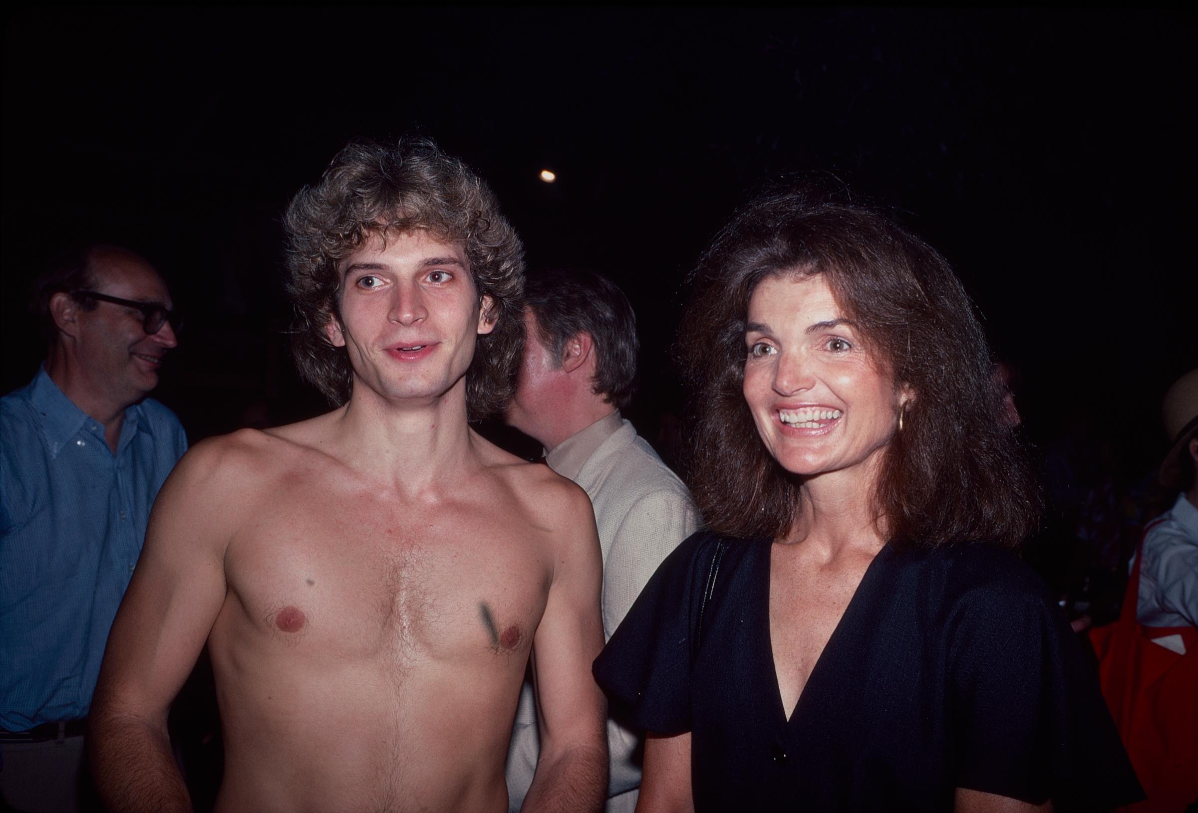 Rex Smith and Jacqueline Kennedy Onassis after the Delacorte Theater's opening night performance of "The Pirates of Penzance" on July 28, 1980, in New York. | Source: Getty Images