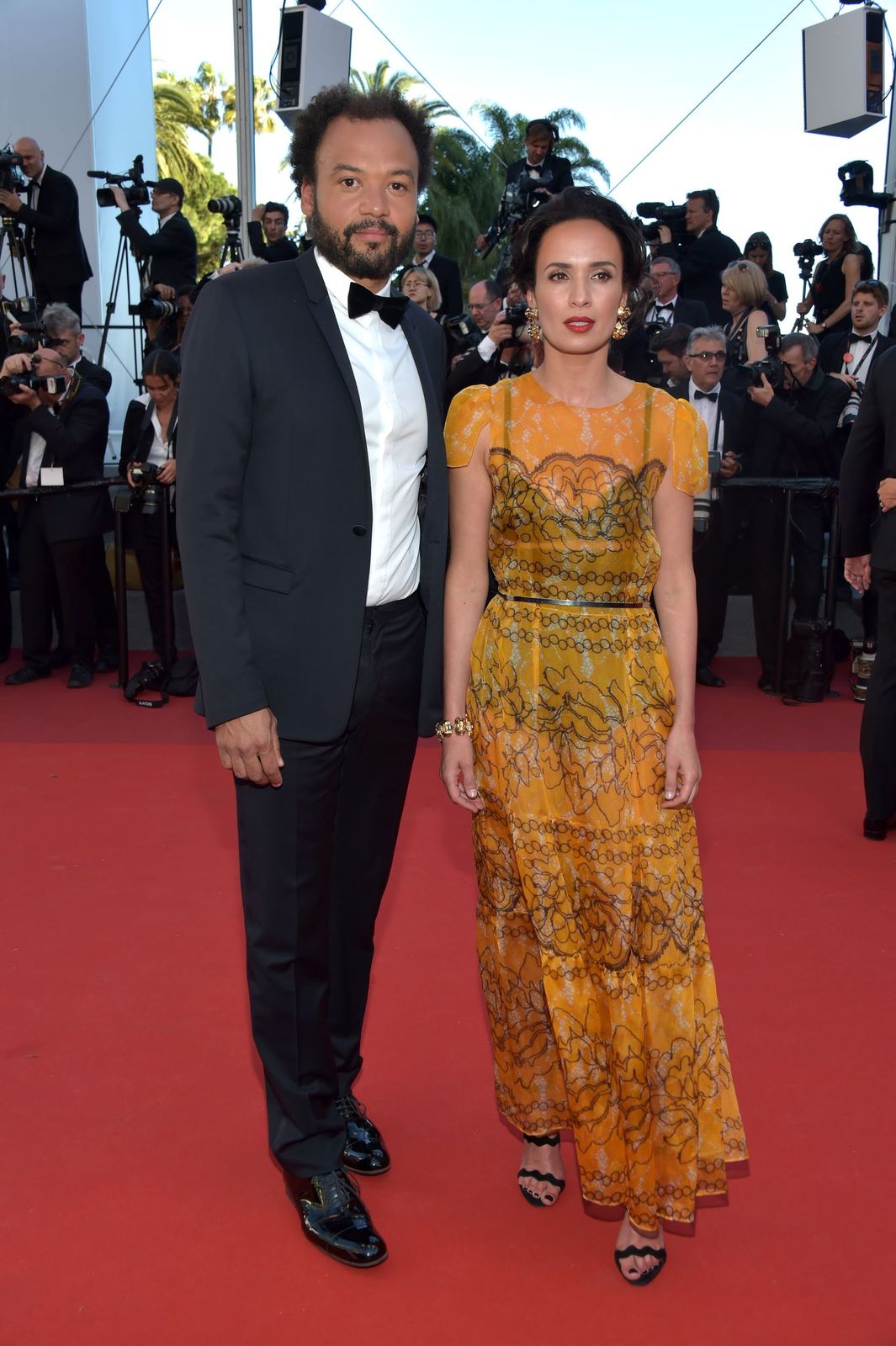 L'humoriste Fabrice Éboué et son ex-compagne Amelle Chahbi sur le tapis rouge | Photo : Getty Images.