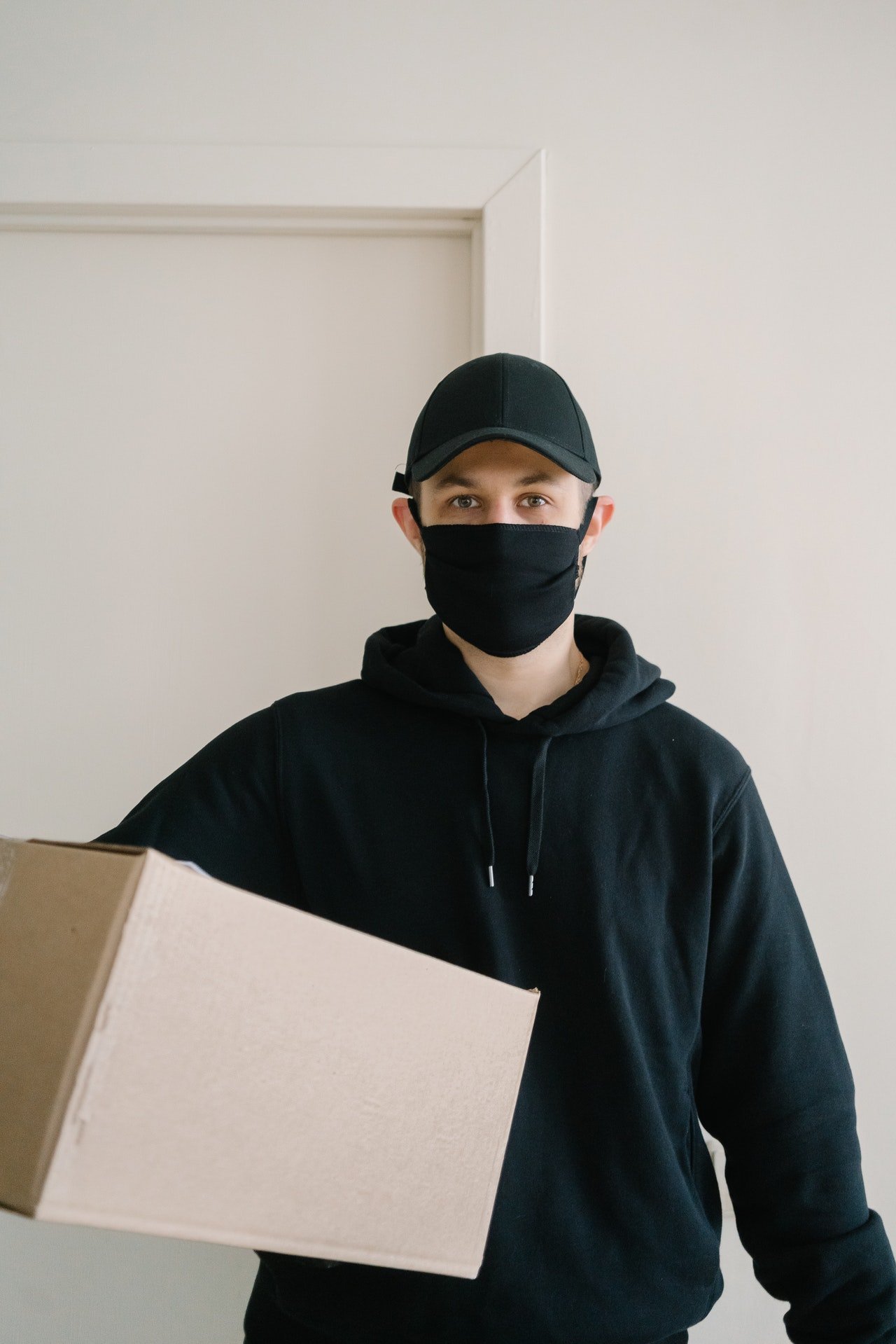 Photo of a man holding a box | Photo: Pexels
