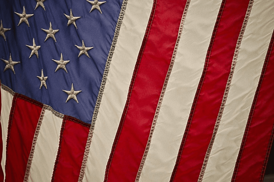 Unter einem alten Koffer fand Jörg eine Flagge. | Quelle: Pixabay