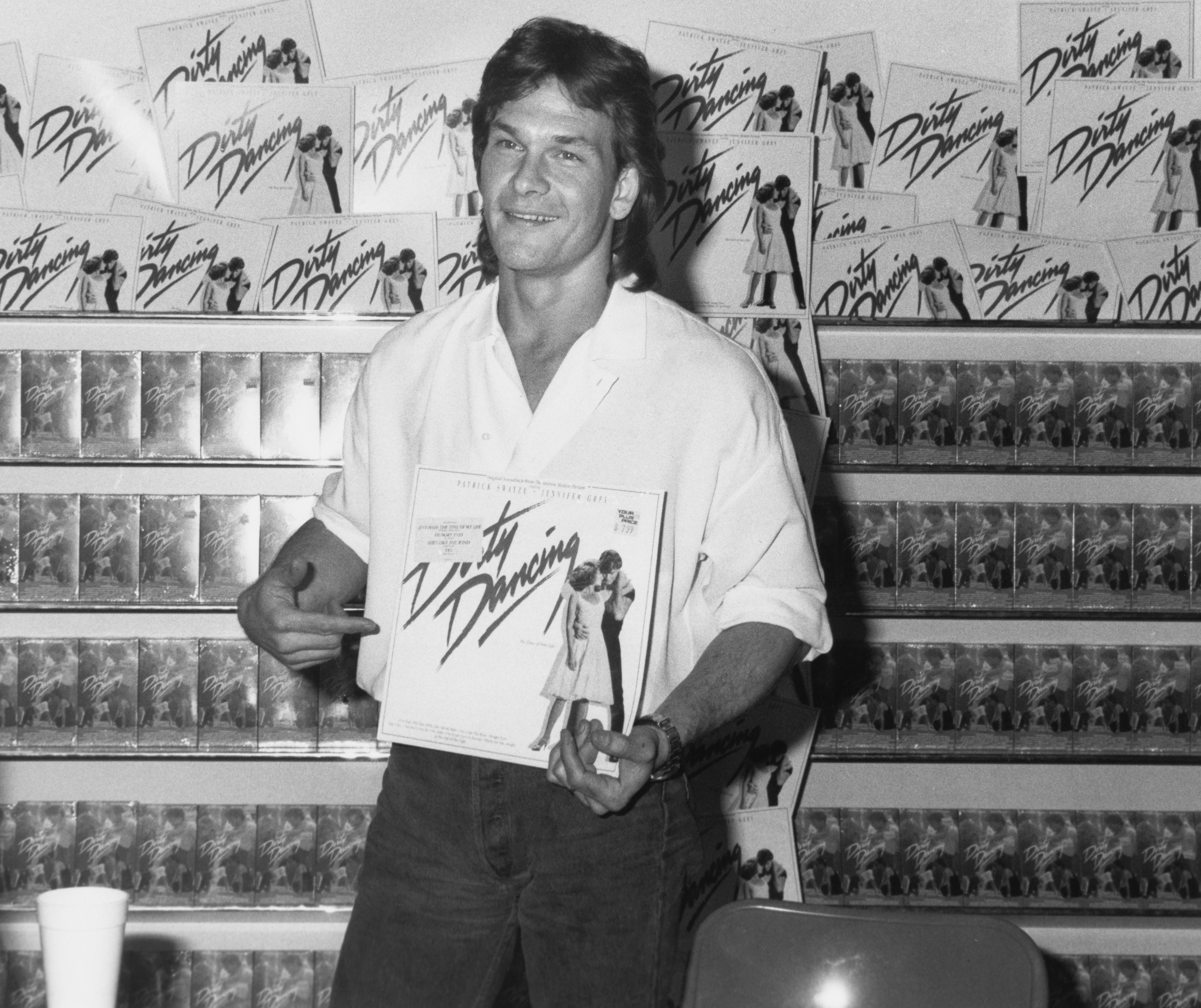 Patrick Swayze at the  attends an in-store promotional event where he signed copies of the soundtrack to 'Dirty Dancing', at a record store in Los Angeles, California, 1988 | Source: Getty Images