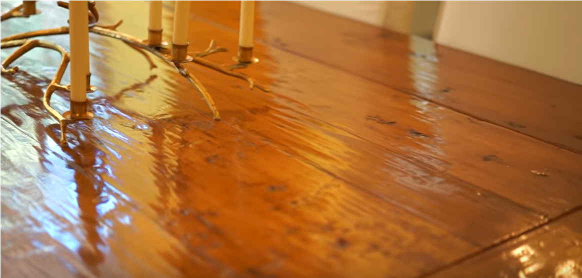 Detail of Donna Mill's wooden table | Source: Youtube.com/@LosAngelesTime