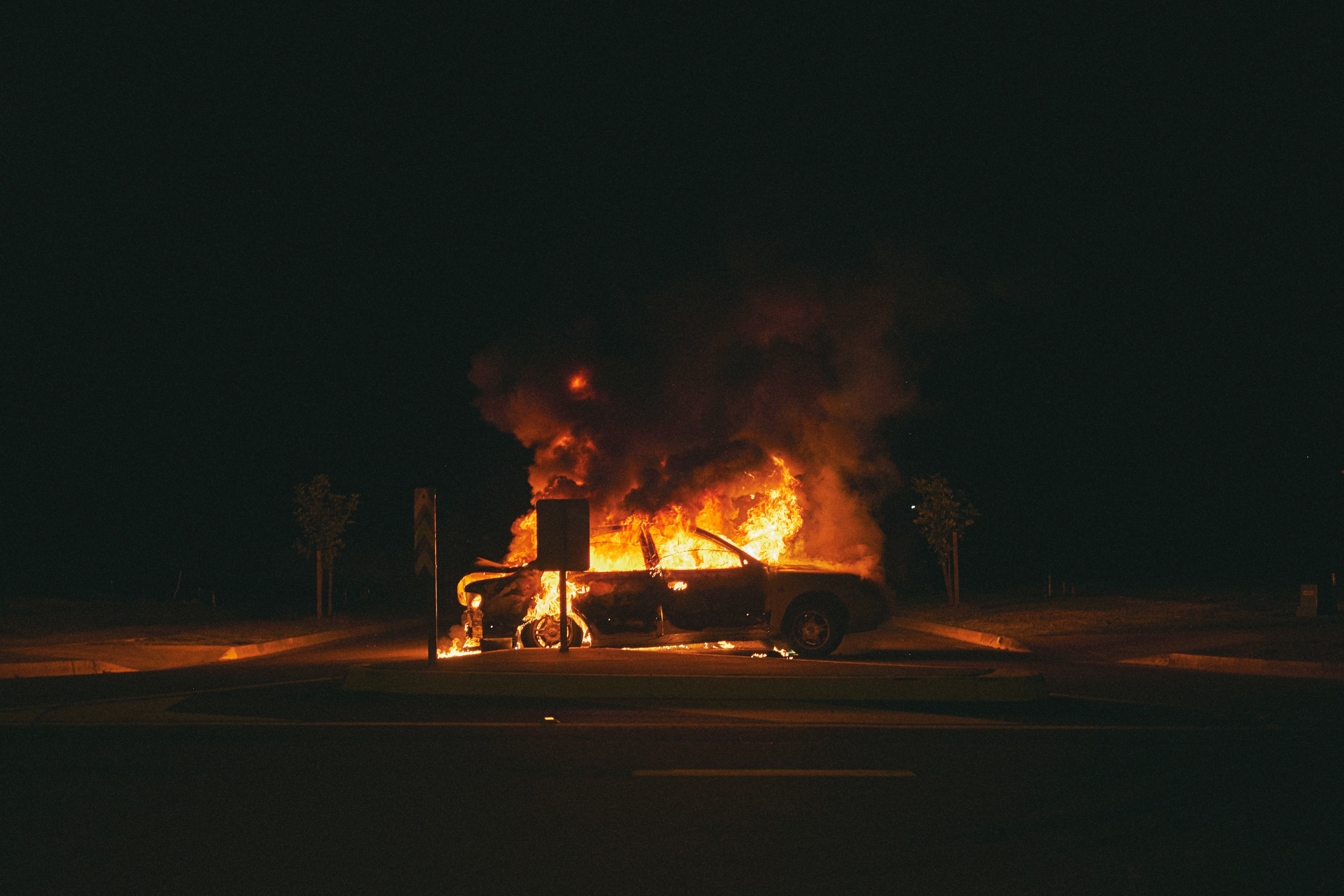 Un automóvil en llamas en medio de la noche. | Foto: Unsplash