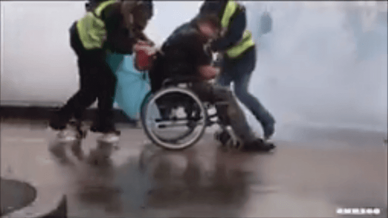 L'homme handicapé se fait évacuer par les manifestants lors de l'agression des forces de répression. | Facebook/Violences Policières France