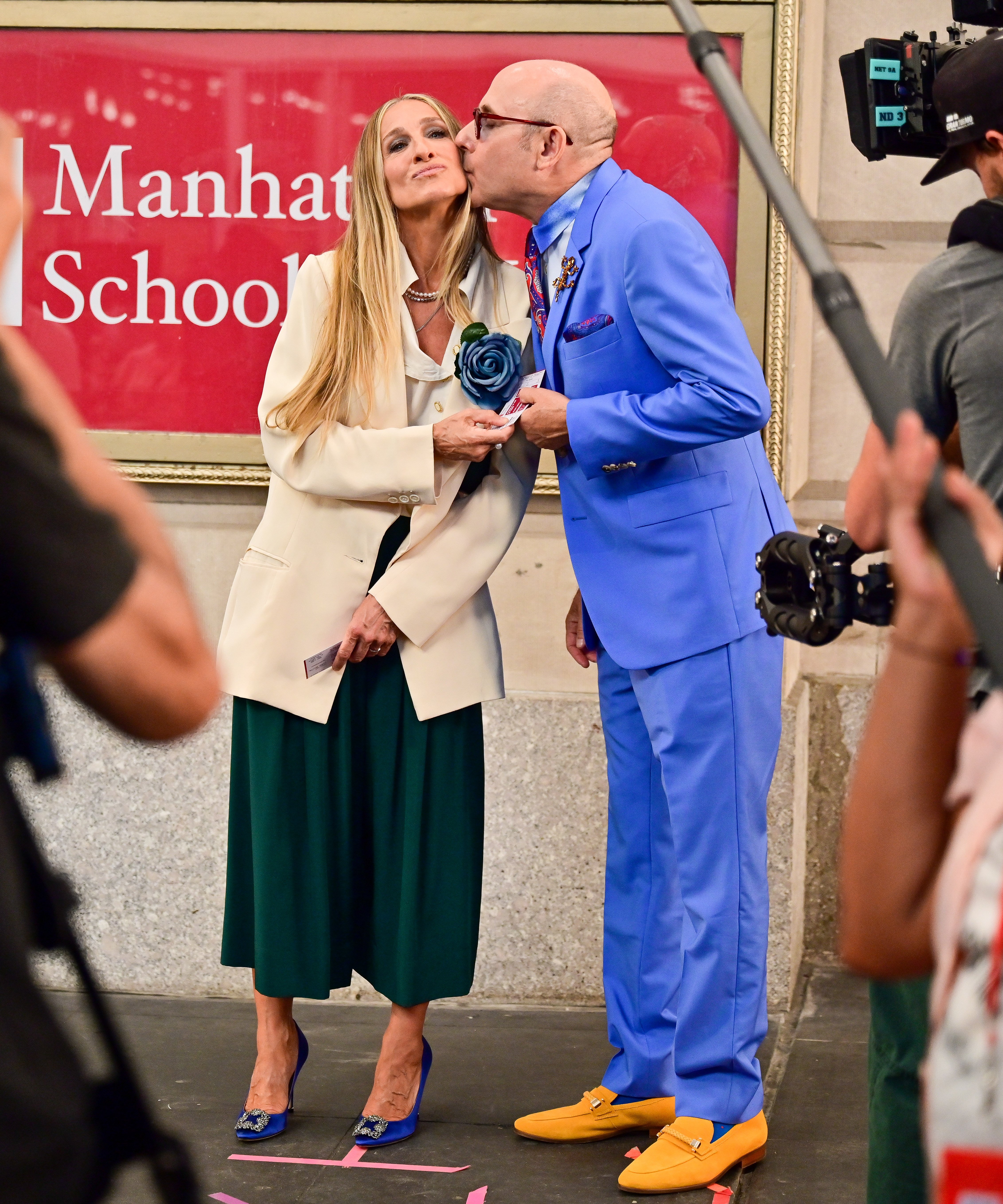 Willie Garson and Sarah Jessica Parker on the set of "And Just Like That..." at the Lyceum Theatre, NY, July 24 2021 | Photo: Getty Images 