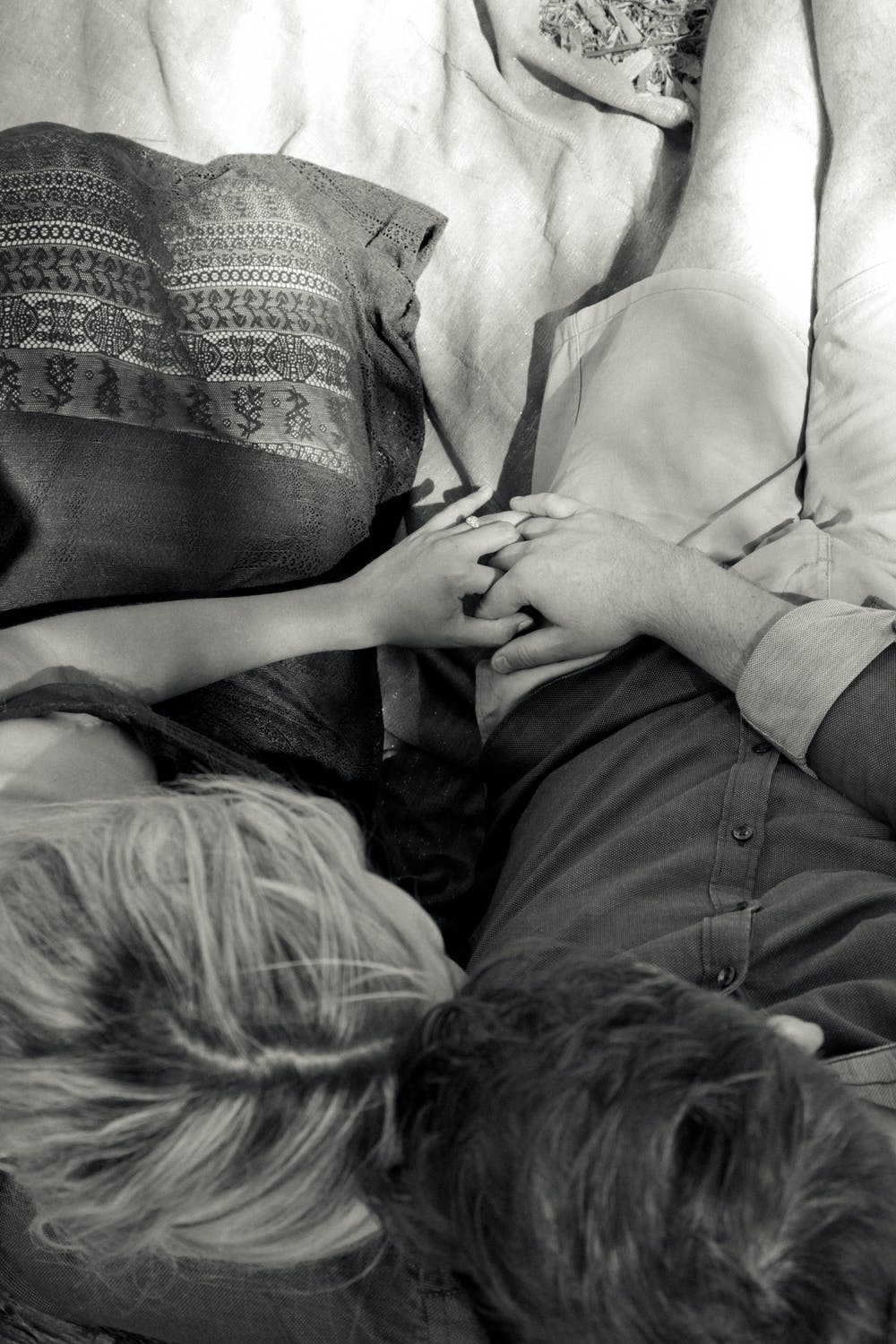 Sich wieder velrieben - Mann und Frau liegen auf dem Bett | Quelle: Pexels/Tracey Shaw