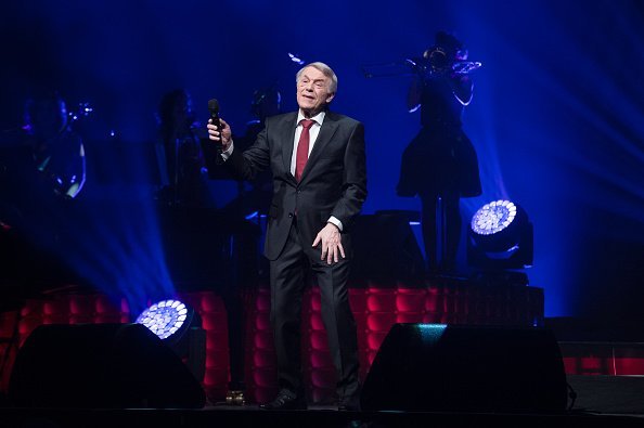 Salvatore Adamo se produit à l'Olympia le 16 mars 2018 à Paris, en France. | Photo : Getty Images Salvatore Adamo se produit à l'Olympia le 16 mars 2018 à Paris, en France. | Photo : Getty Images