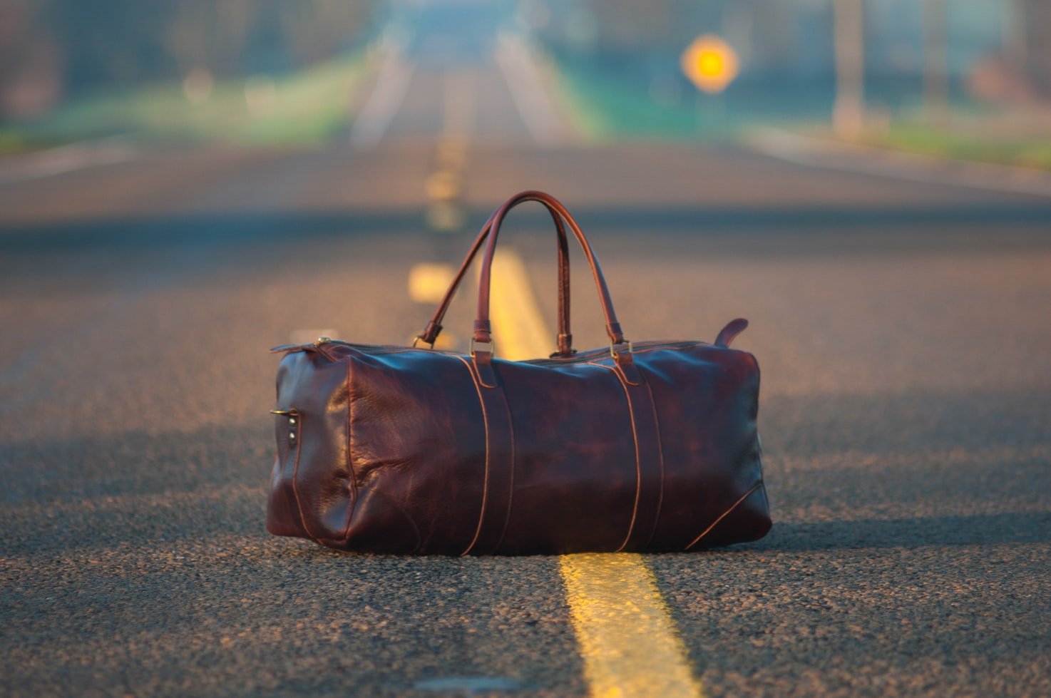 Un bolso grande en la calle. | Foto: Unsplash