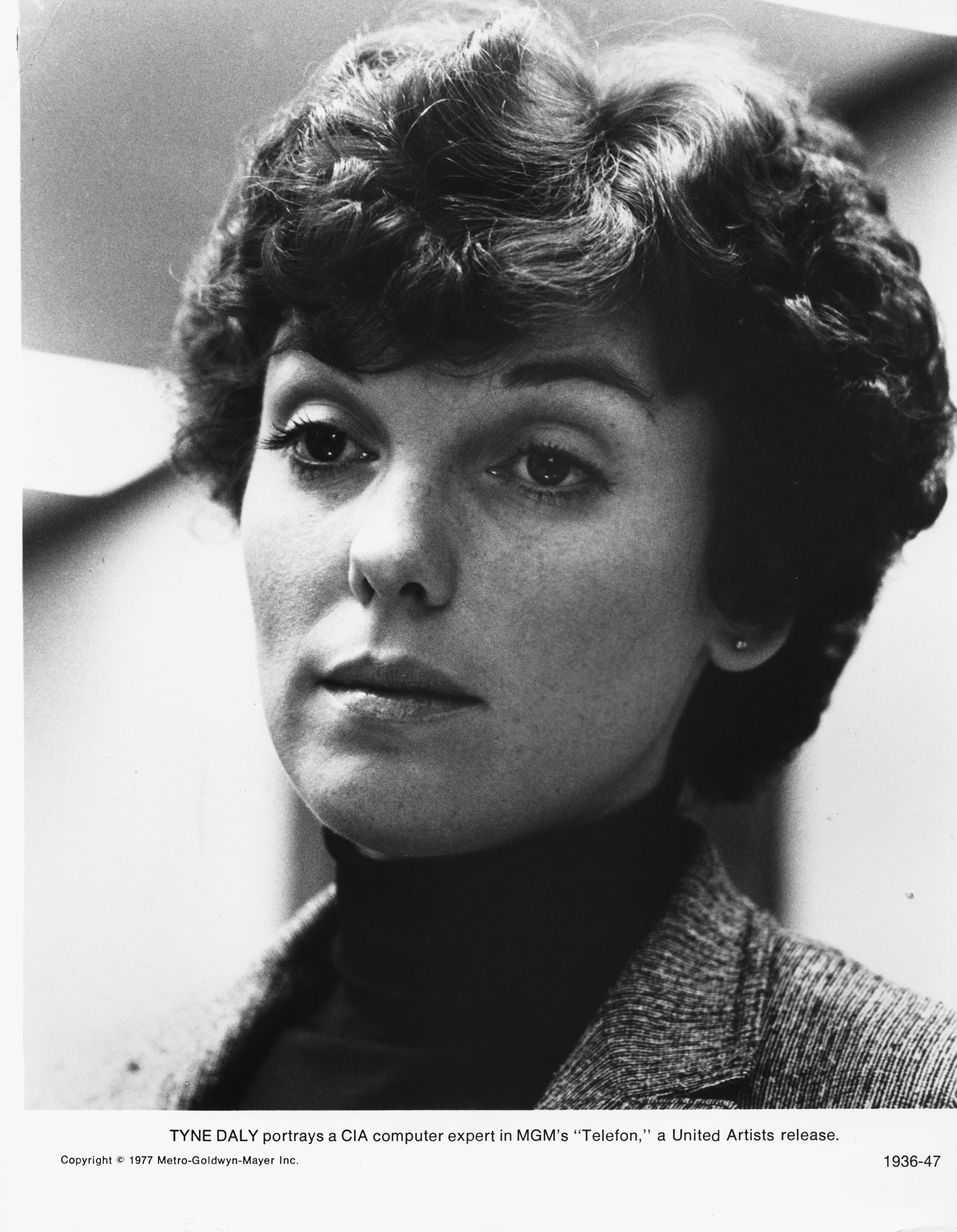 Tyne Daly filming "Telefon" in 1977. | Source: Getty Images