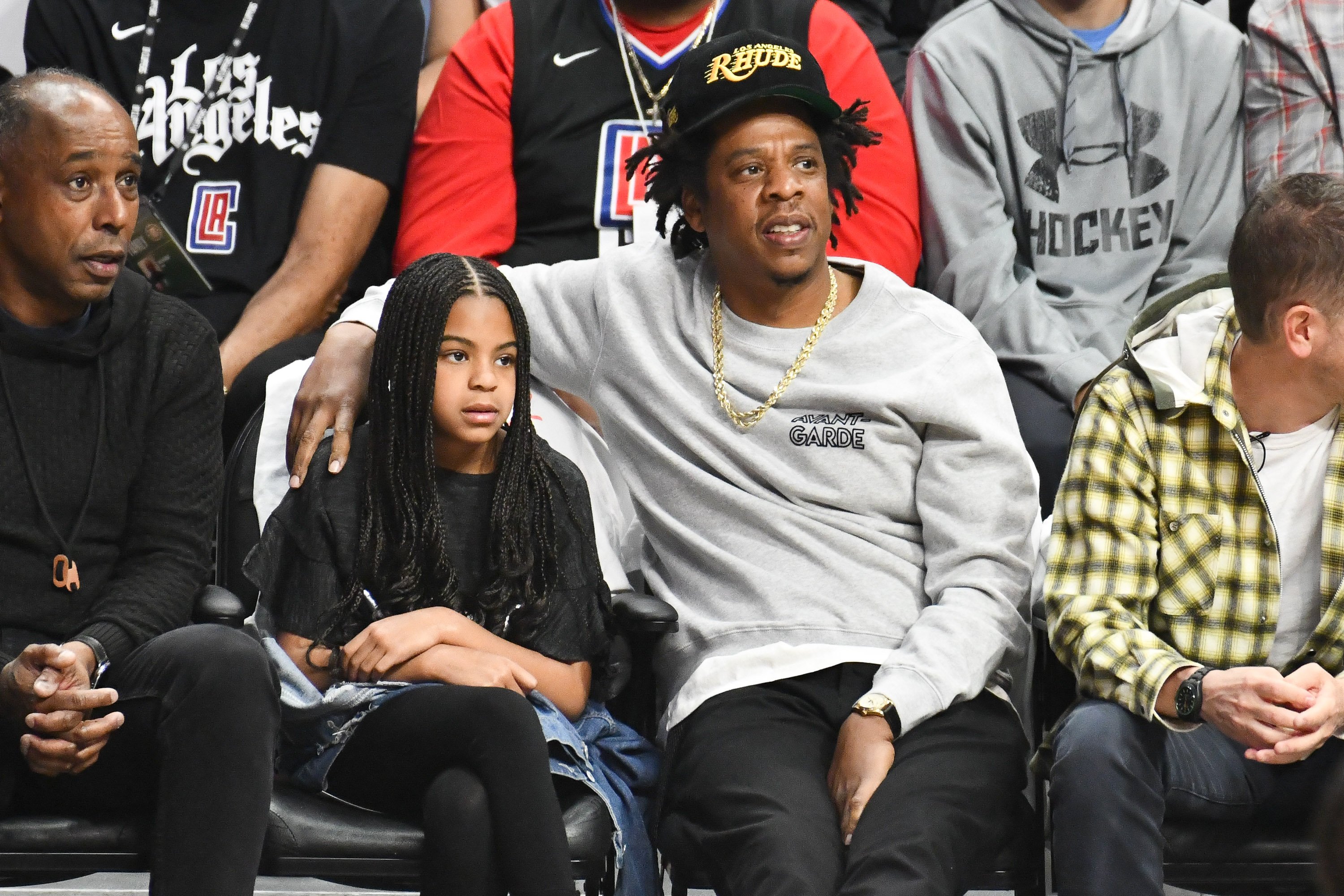 Jay Z y Blue Ivy Carter en juego de baloncesto en Los Ángeles. | Foto: Getty Images