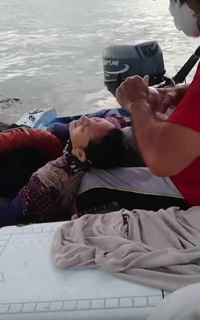 Angelica Gaitan wird an Bord gezogen durch die Fischer | Quelle: YouTube/The Independent