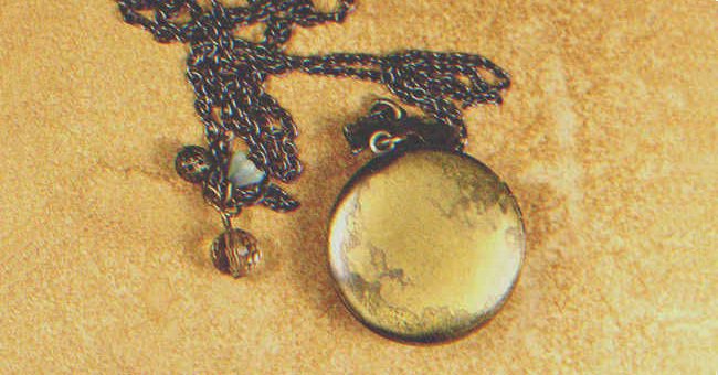 A locket necklace | Source: Shutterstock