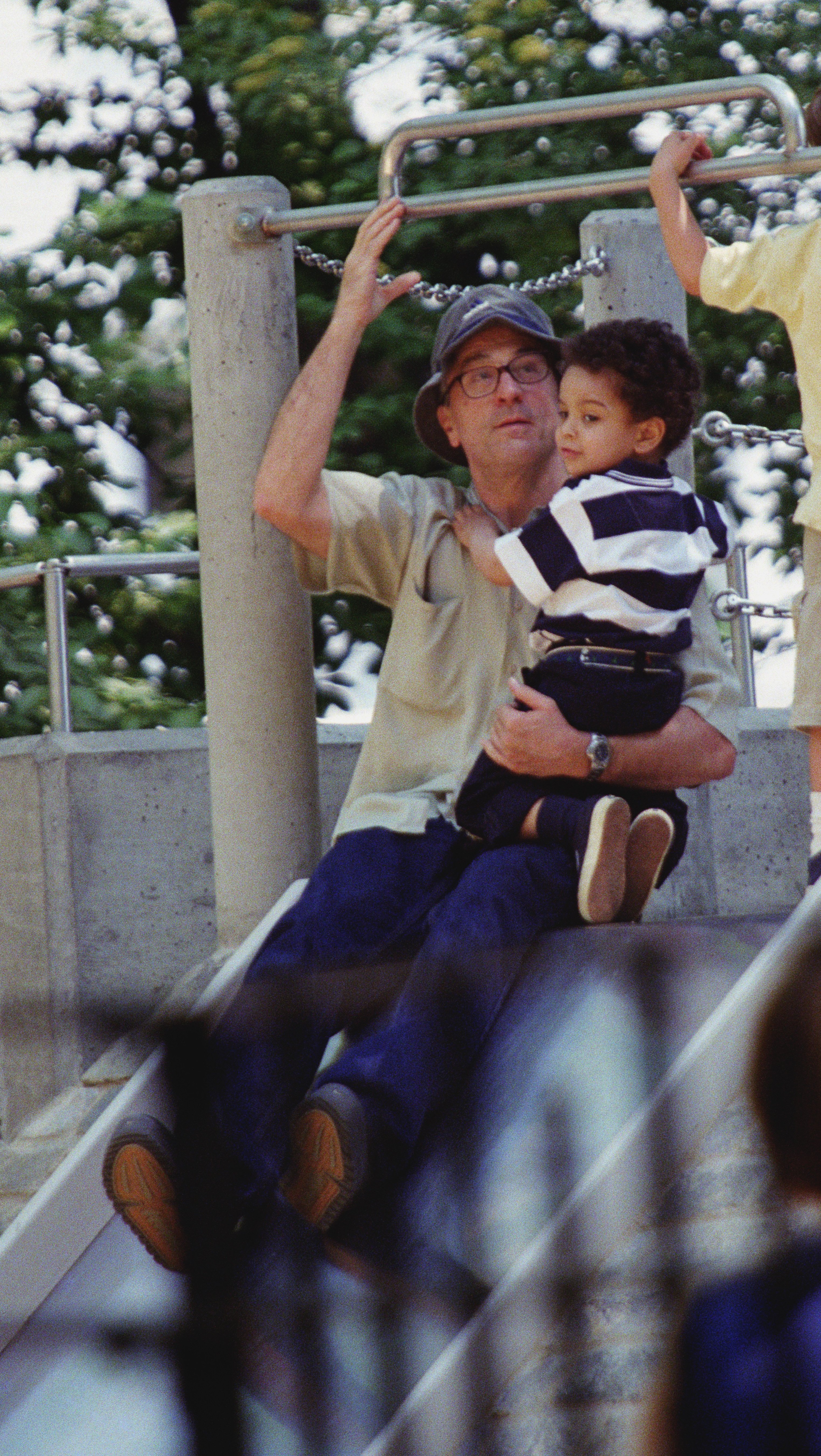 Robert De Niro y su hijo, Elliot, en Sliding Pond en Central Park, Nueva York, el 11 de mayo de 2001. | Foto: Getty Images