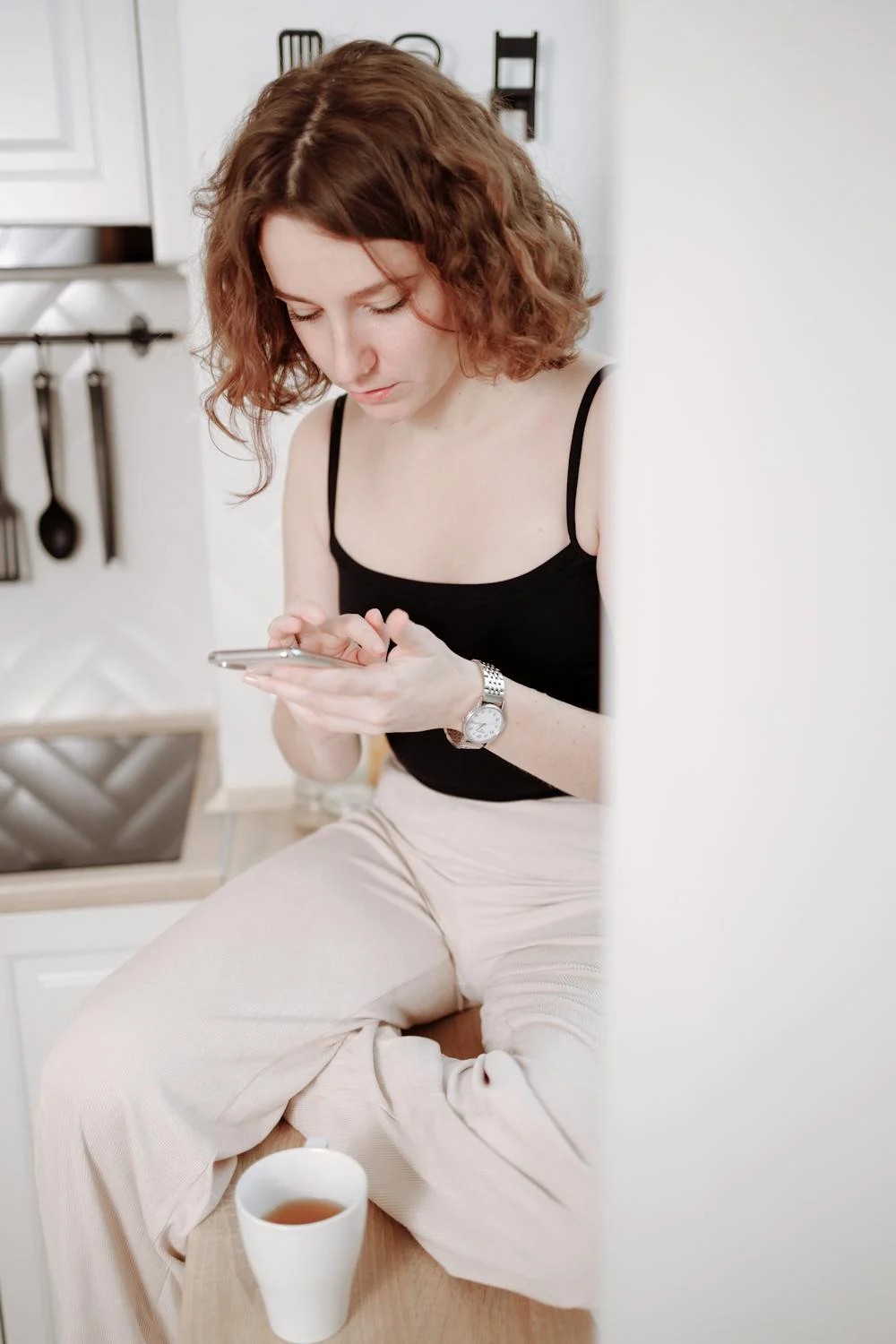 A woman texting on her phone | Source: Pexels