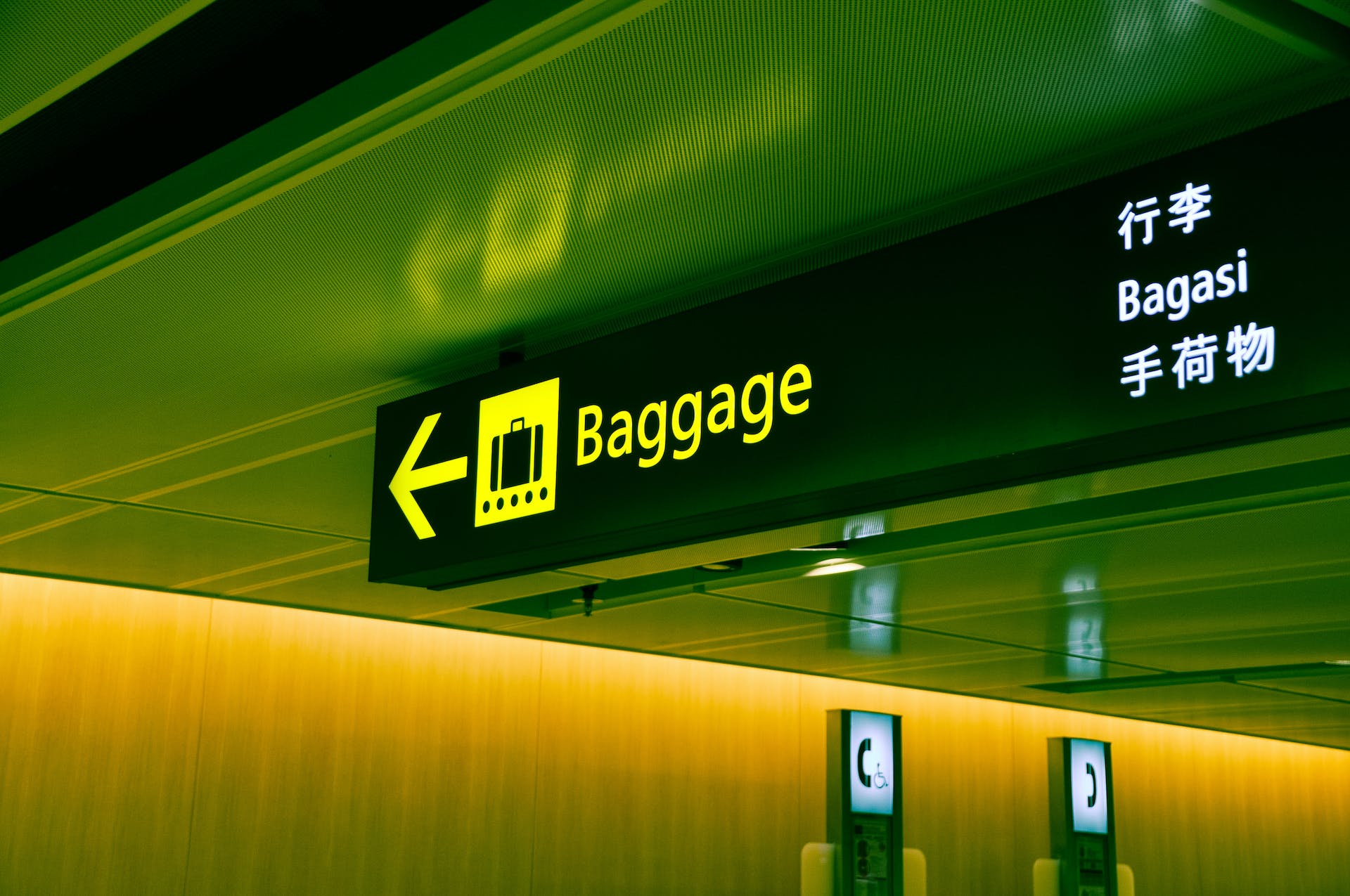 Baggage sign at an airport | Source: Pexels