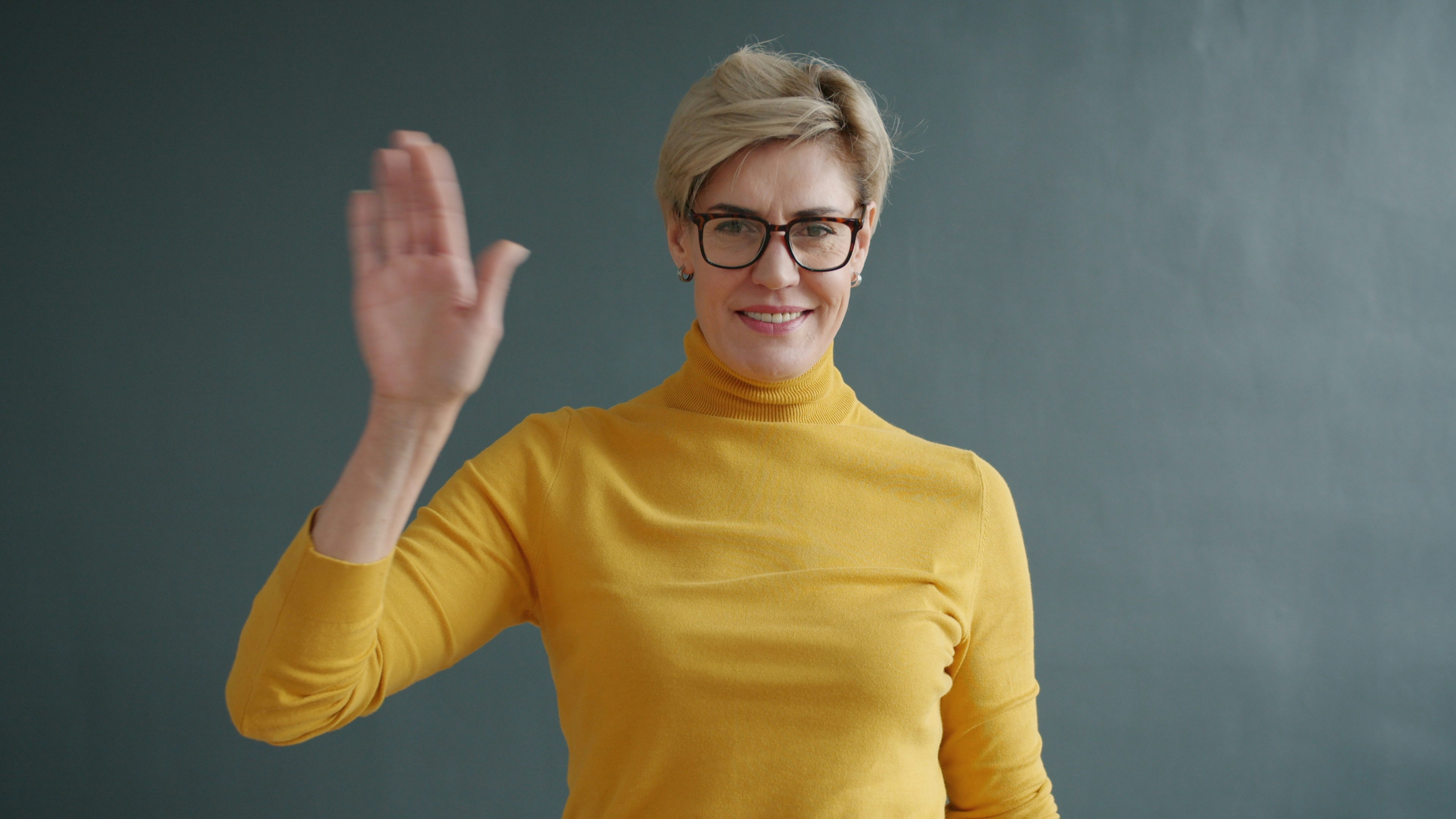 A happy woman waving | Source: Unsplash