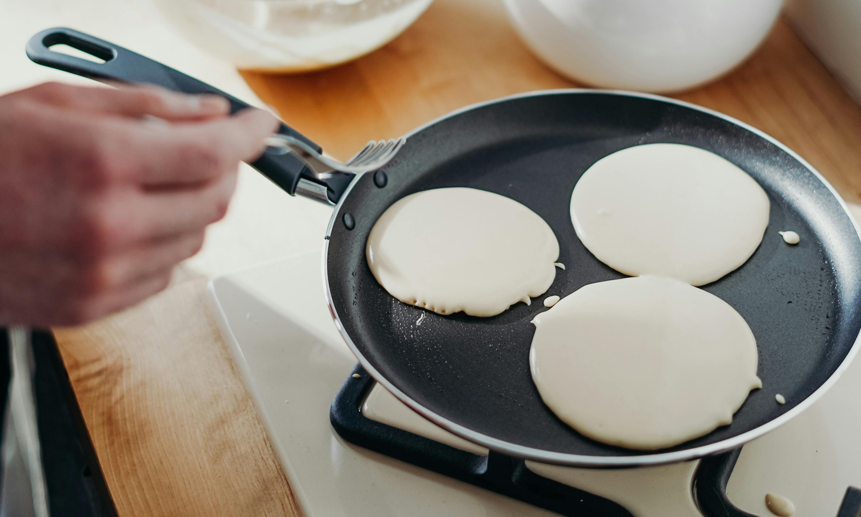 Natalie is preparing pancakes, when Robert comes in with some news | Source: Pexels