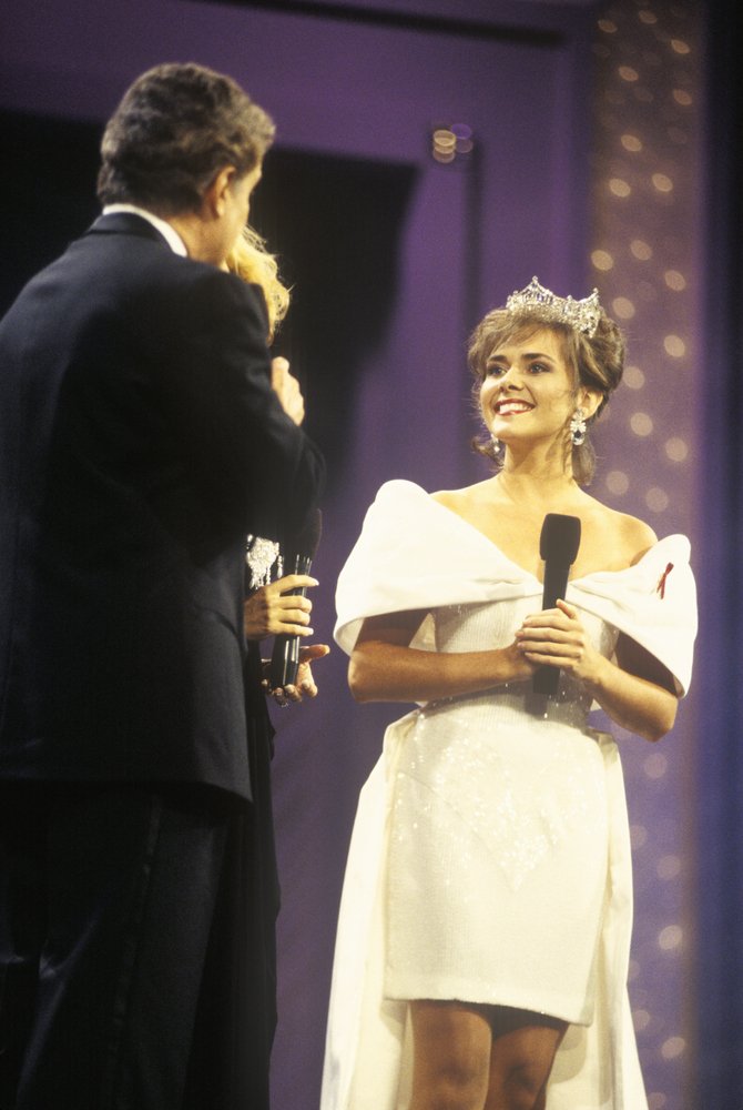 Leanza Cornett being interviewed by Regis Philbin in 1994 at the Miss America Pageant | Photo: Shutterstock