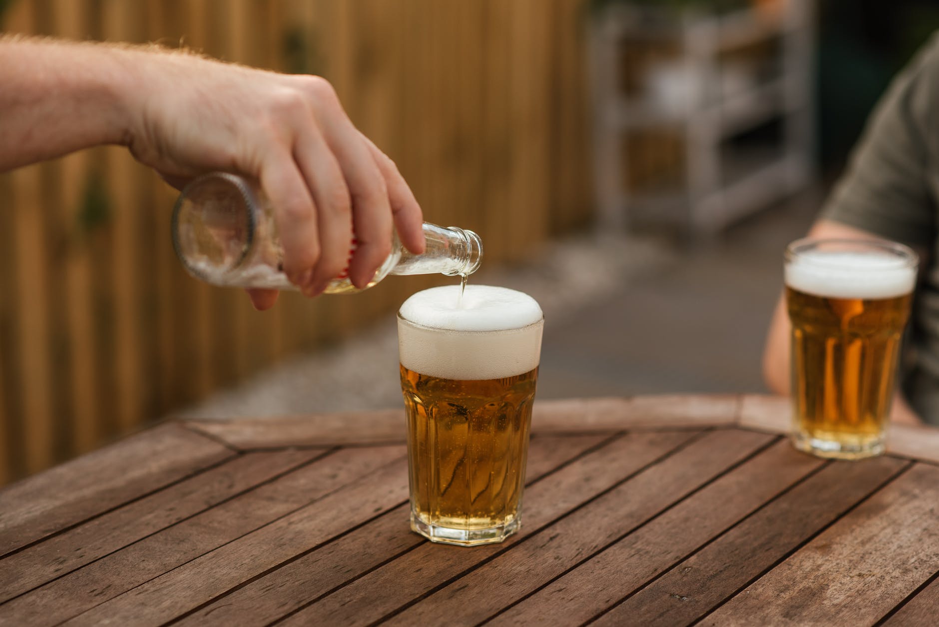 Men serving themselves beer  | Photo: Pexels