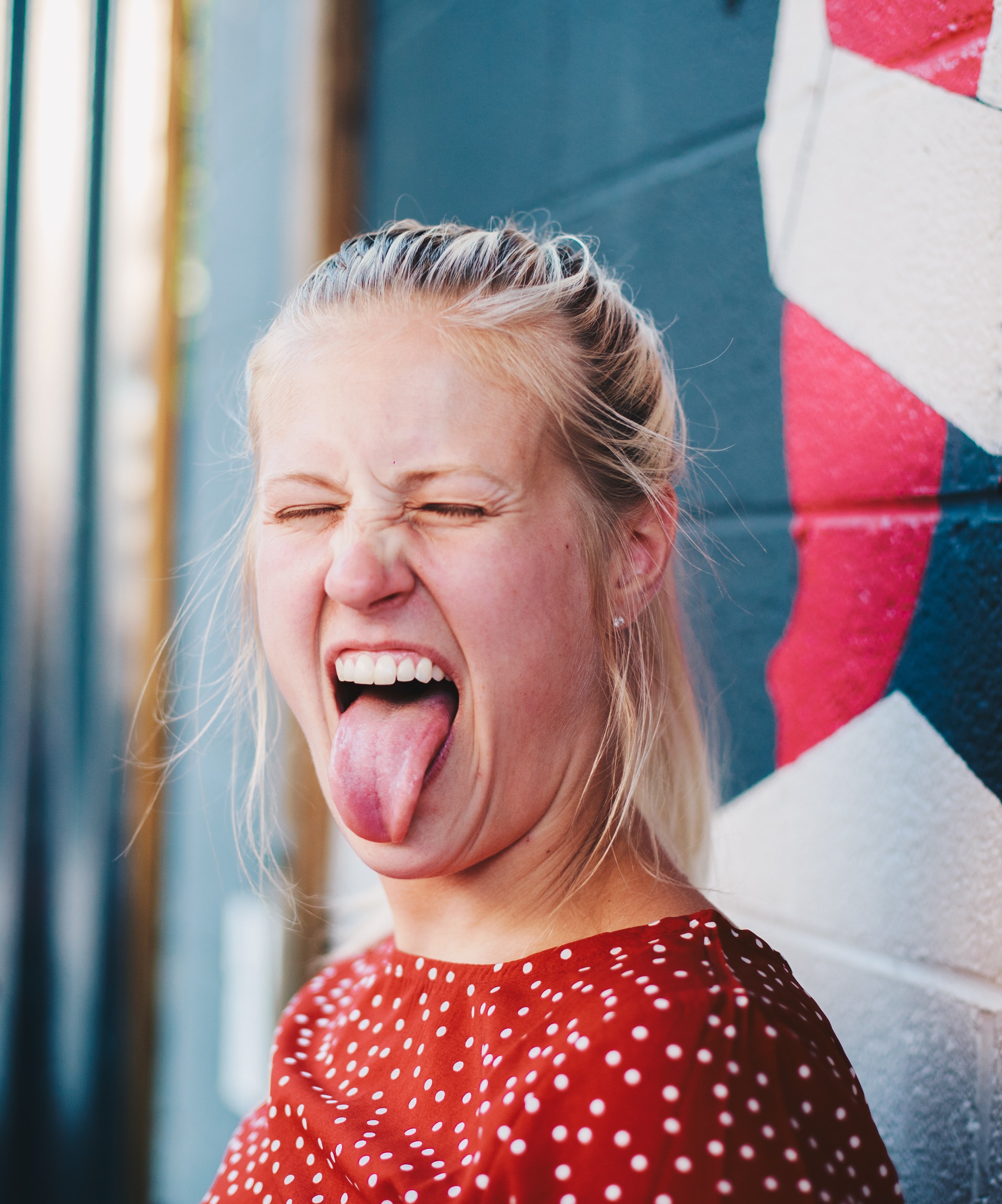 Une femme tirant la langue. l Source : Unsplash