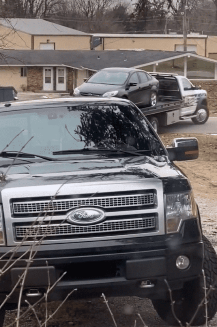 Woman who found out her boyfriend was cheating towed his car off of her property | Photo: TikTok/xbaileyhunter