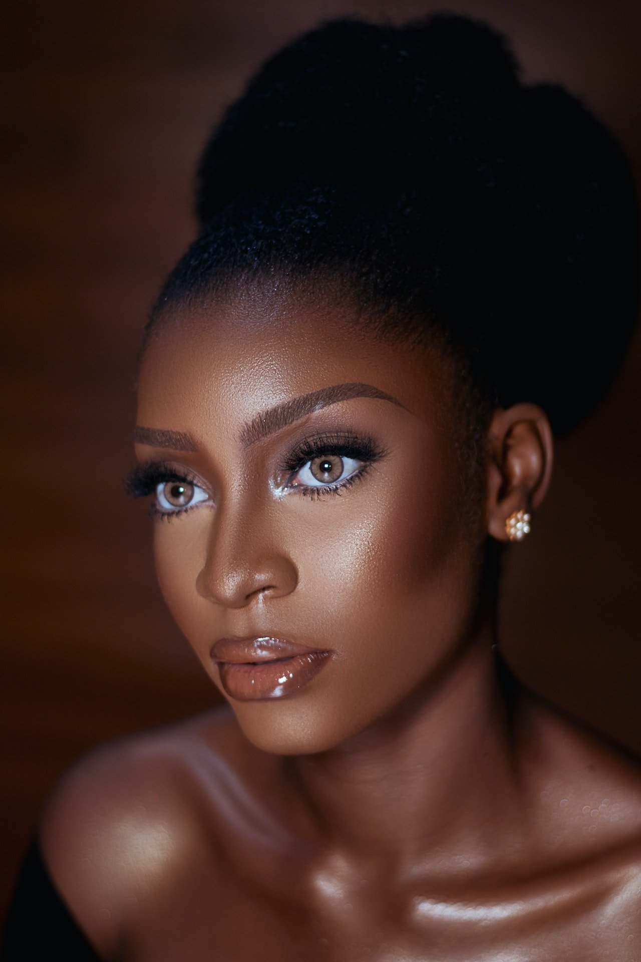 Maquillaje con luz en el lagrimal.| Foto: Pexels