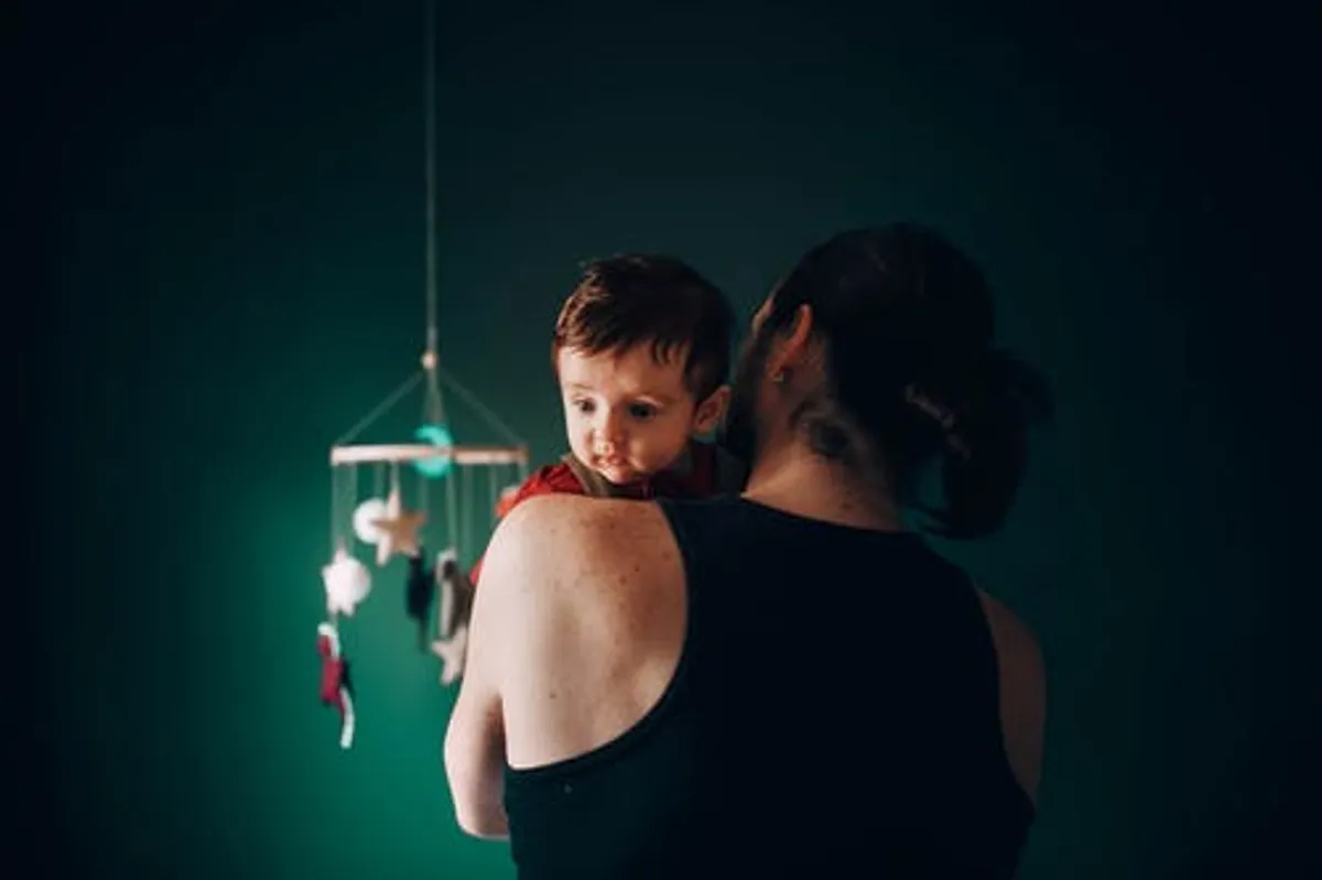 une maman qui porte son bébé| Photo : Pexels