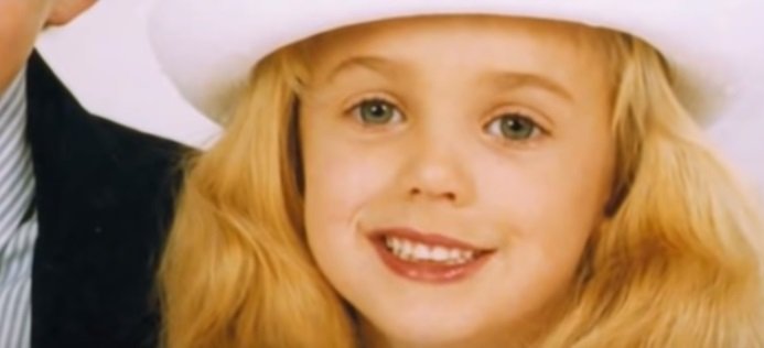 Jon Benét Ramsey | Quelle: Screenshot / YouTube - Nicolas Lepage "The Case of: JonBenét Ramsey - Part 2" Jon Benét Ramsey | Quelle: Screenshot / YouTube - Nicolas Lepage "The Case of: JonBenét Ramsey - Part 2"