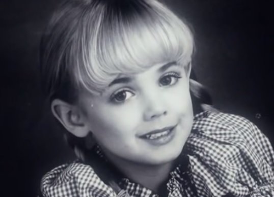 Jon Benét Ramsey | Quelle: Screenshot / YouTube - Nicolas Lepage "The Case of: JonBenét Ramsey - Part 2" Jon Benét Ramsey | Quelle: Screenshot / YouTube - Nicolas Lepage "The Case of: JonBenét Ramsey - Part 2"