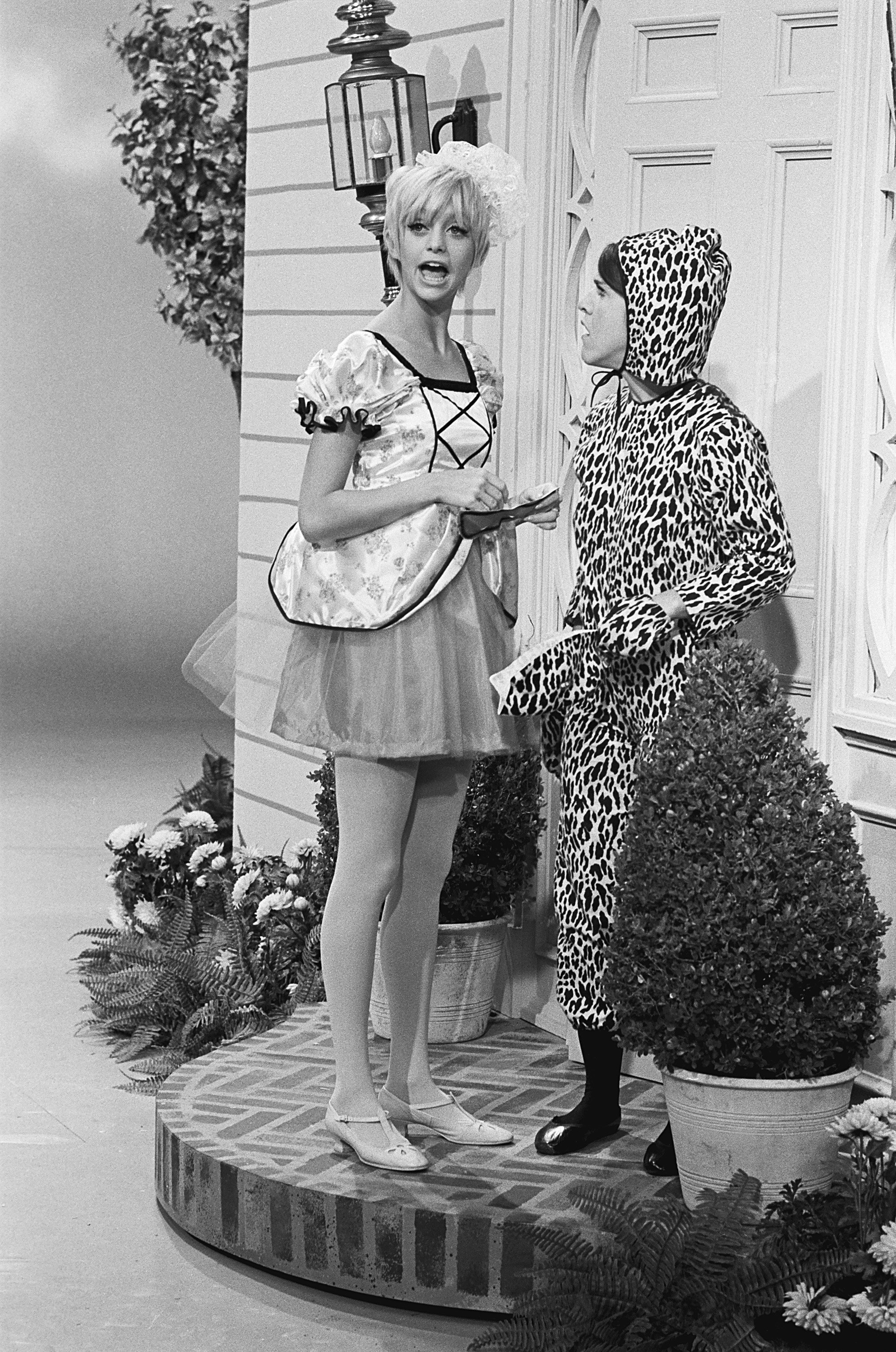 Goldie Hawn and Ruth Buzzi during an episode of "Rowan & Martin's Laugh-In," circa 1968 | Source: Getty Images