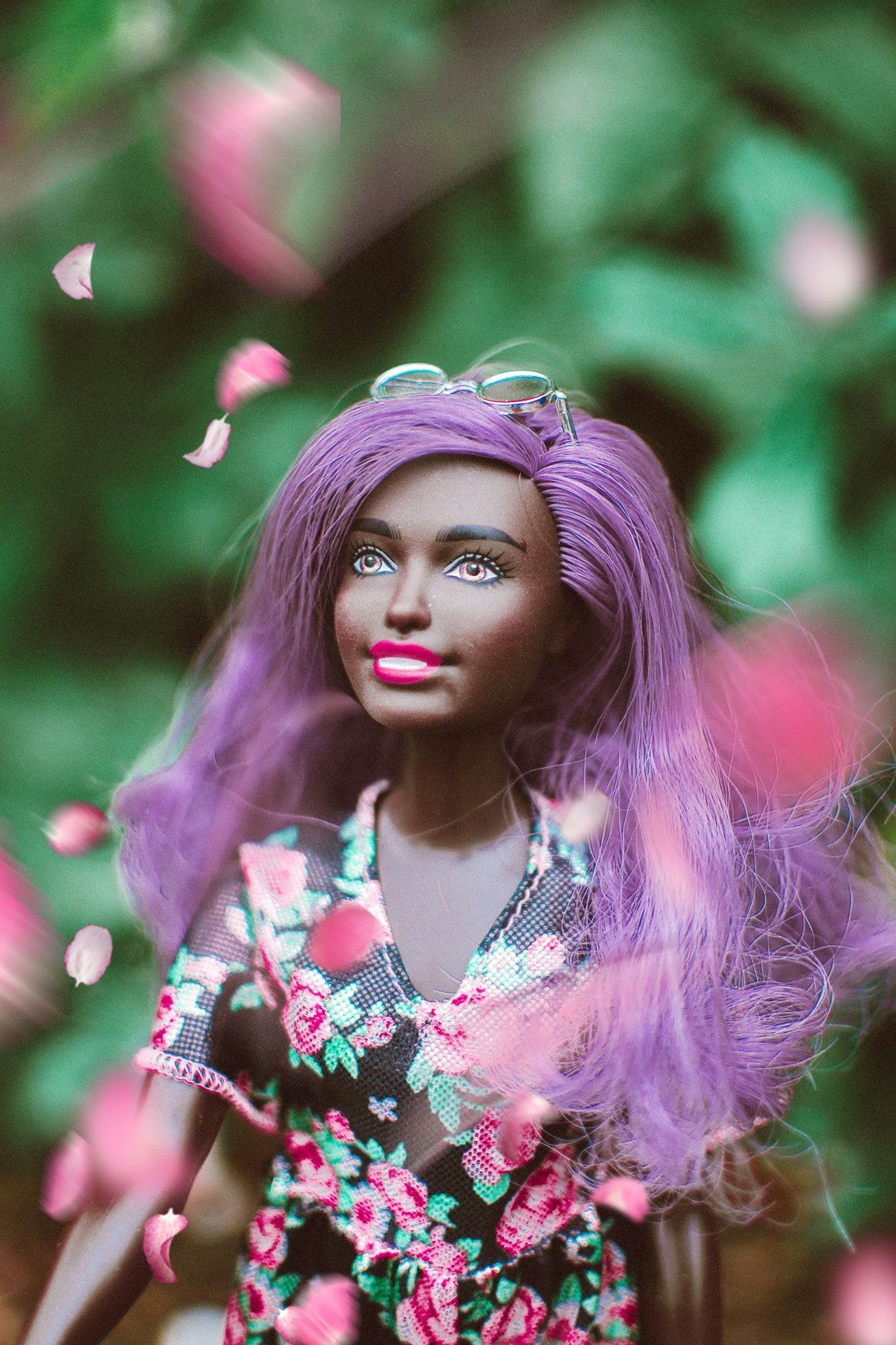 Photo of dark doll with purple hair | Photo: Pexels