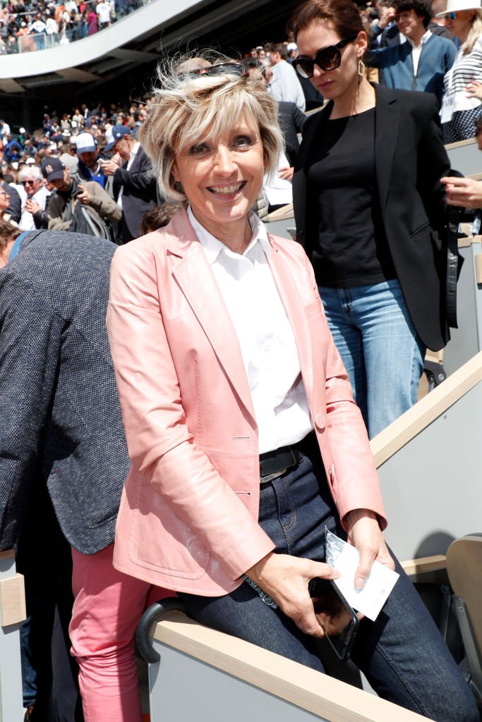 Evelyne Dheliat assiste aux Internationaux de France de Tennis 2019 - Treizième journée à Roland Garros le 07 juin 2019 à Paris, France. | Photo : Getty Images.