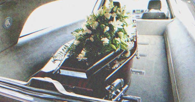 Un ataúd dentro de un carro fúnebre. | Foto: Shutterstock