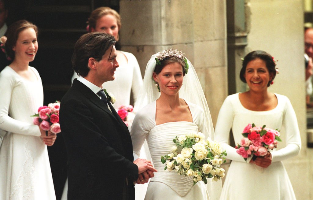 Lady Sarah Armstrong-Jones y su esposo Daniel Chatto tras su boda en la iglesia de St Stephen Walbrook, en Londres, el 14 de julio de 1994. | Foto: Getty Images