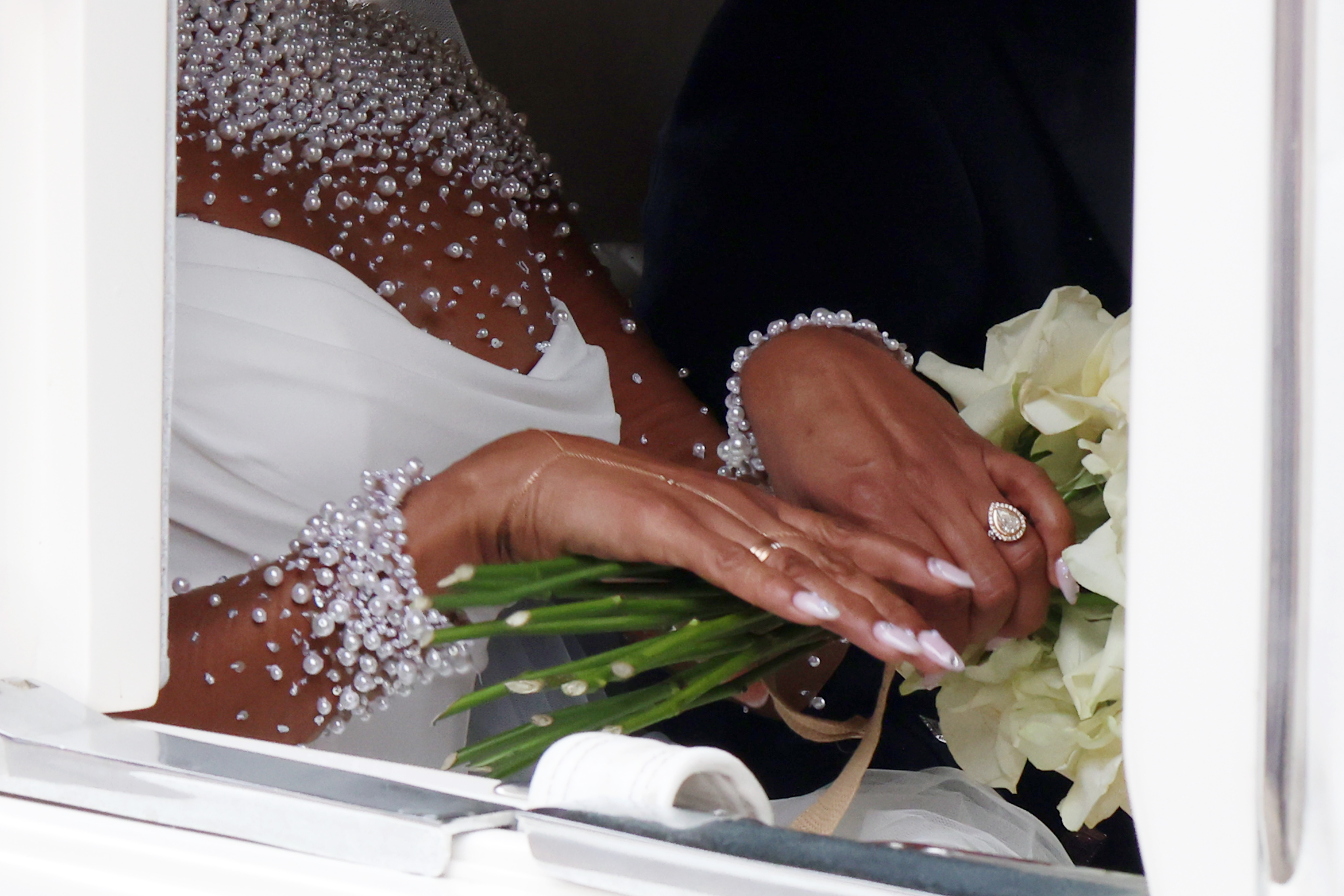 Seated in a carriage outside St. Paul’s Cathedral, Mel B proudly lifts her hand to reveal her wedding ring, marking the beginning of a new chapter with a simple, elegant gesture.