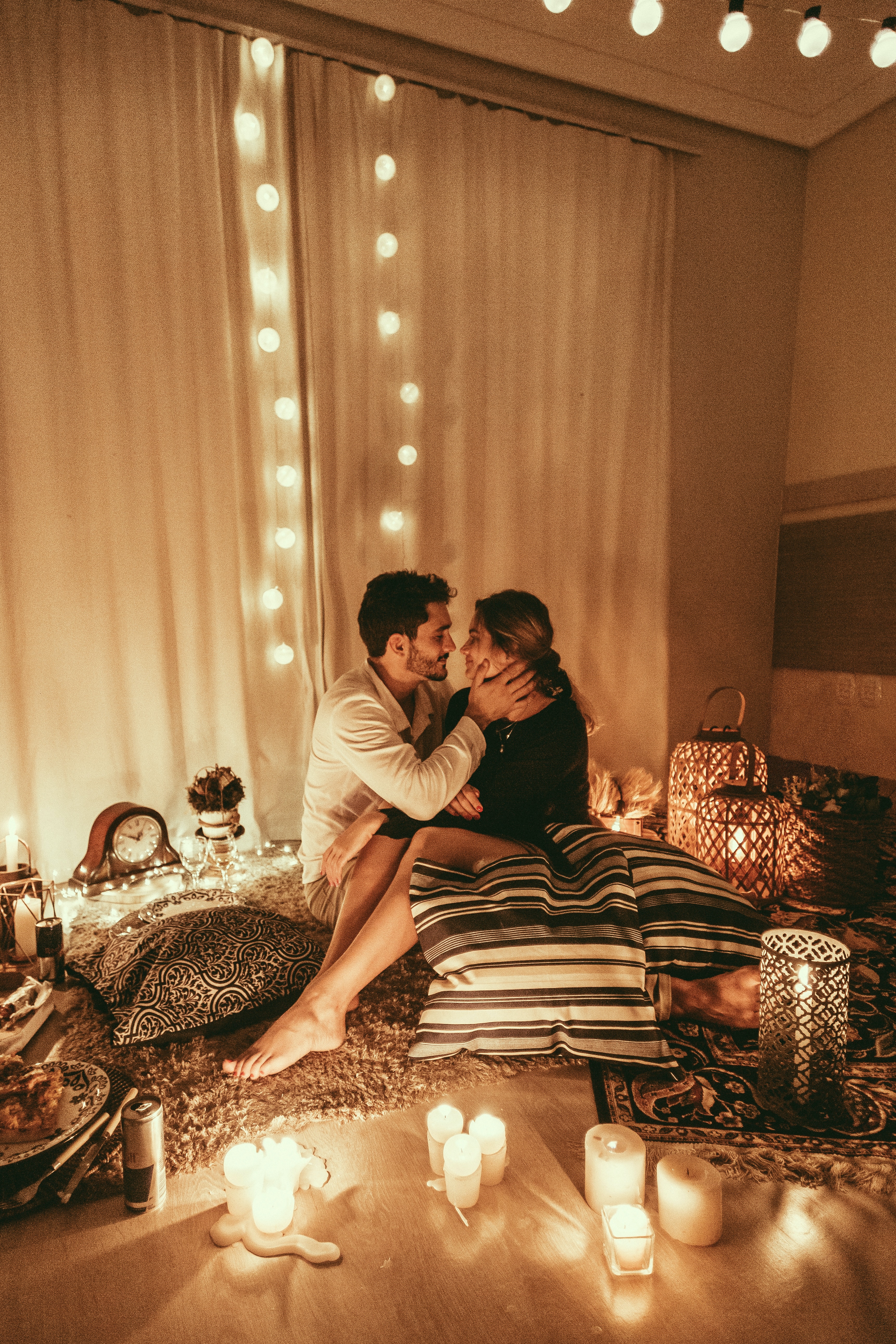 Romantic couple in bed. | Source: Unsplash