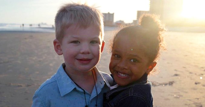 A snapshot of  Ayanna Toye Barrows' daughter and the white boy who approached her at the beach. | Source: facebook.com/ayannatoye.barrows 