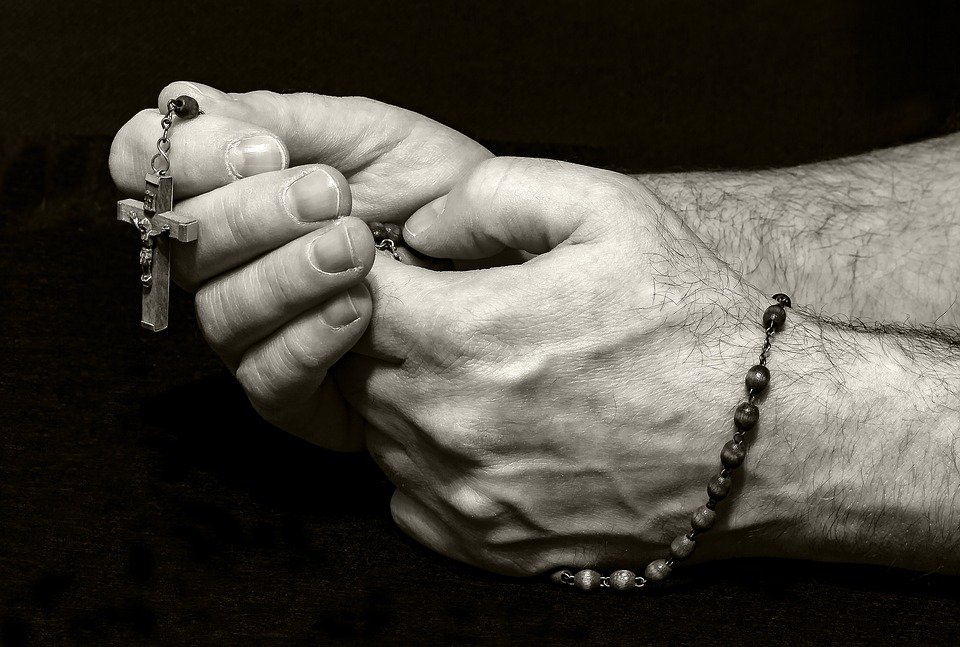 Manos con rosario.| Imagen tomada de: Pixabay