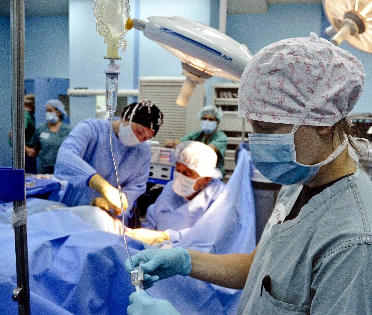 A photo showing surgeons and nurses inside a surgery room. | Photo: Pixabay