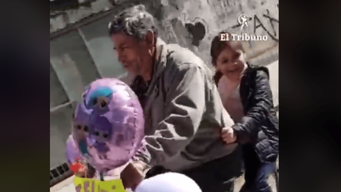 Abuelo y nieta montando la bicicleta cumpleañera │Imagen tomada de: Facebook / El Tribuno Abuelo y nieta montando la bicicleta cumpleañera │Imagen tomada de: Facebook / El Tribuno
