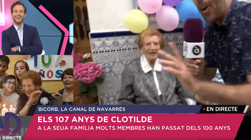 Clotilde siendo entrevistada rodeada de su familia │Imagen tomada de: Facebook / À Punt directe Clotilde siendo entrevistada rodeada de su familia │Imagen tomada de: Facebook / À Punt directe