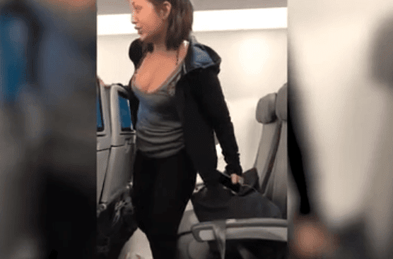Mujer discutiendo en el avión / Imagen tomada de: Miami Herald