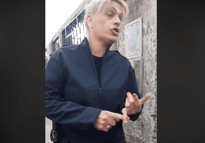 Policía regañando a mujer│Imagen tomada de: Facebook / Silvia Emilia Barrabino Policía regañando a mujer│Imagen tomada de: Facebook / Silvia Emilia Barrabino