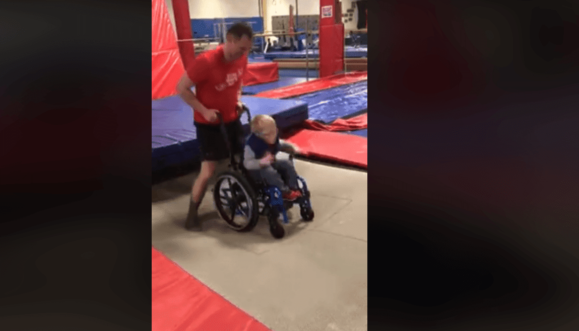 Wyatt saltando en trampolín / Imagen tomada de: Facebook / TNT Kid's Fitness & Gymnastics