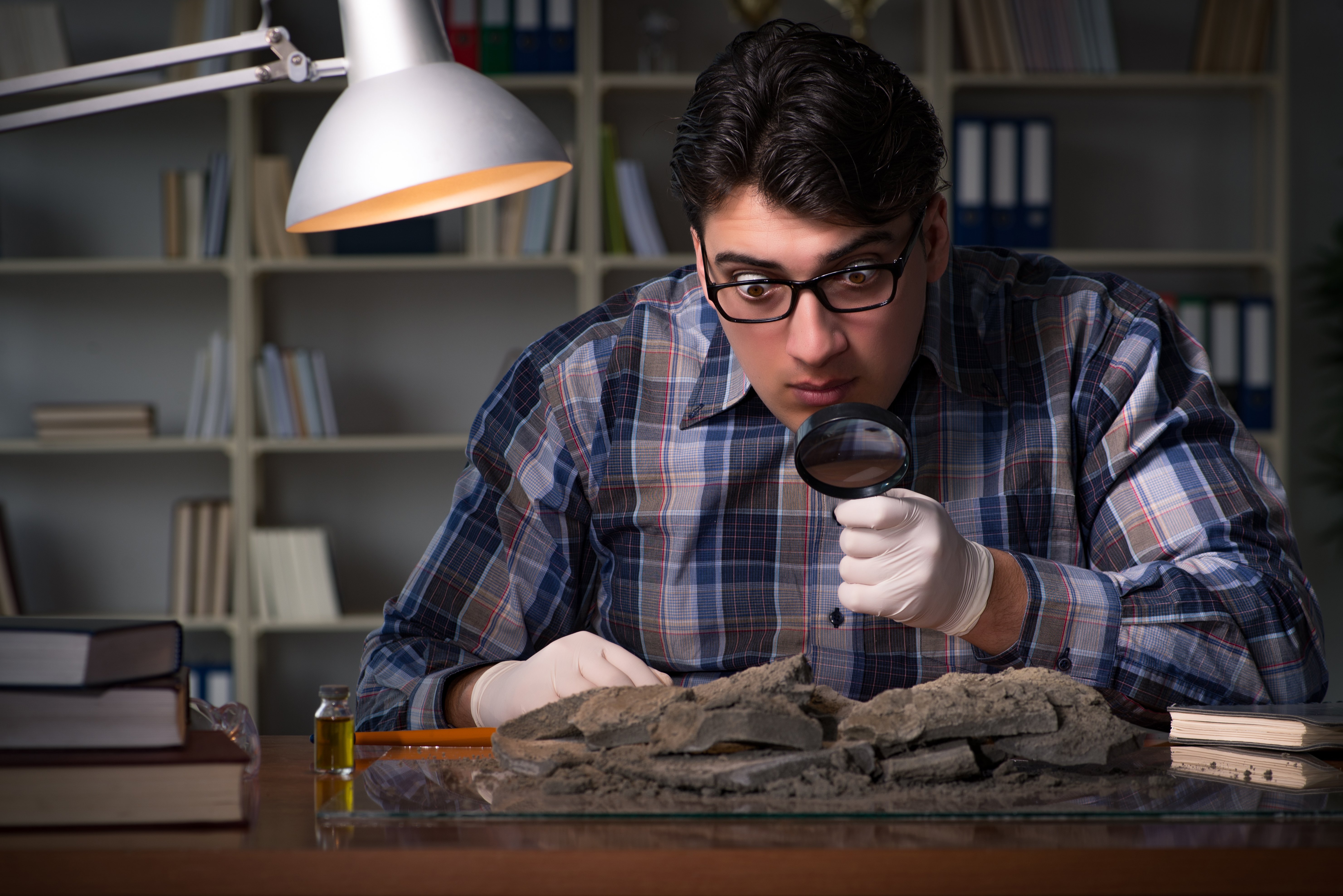 Arqueólogo asombrado. | Foto: Shutterstock