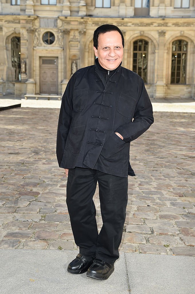 Azzedine Alaia participe au défilé Christian Dior dans le cadre de la Semaine de la mode féminine printemps/été 2015 à Paris le 26 septembre 2014 | Source: Getty Images. Azzedine Alaia participe au défilé Christian Dior dans le cadre de la Semaine de la mode féminine printemps/été 2015 à Paris le 26 septembre 2014 | Source: Getty Images.