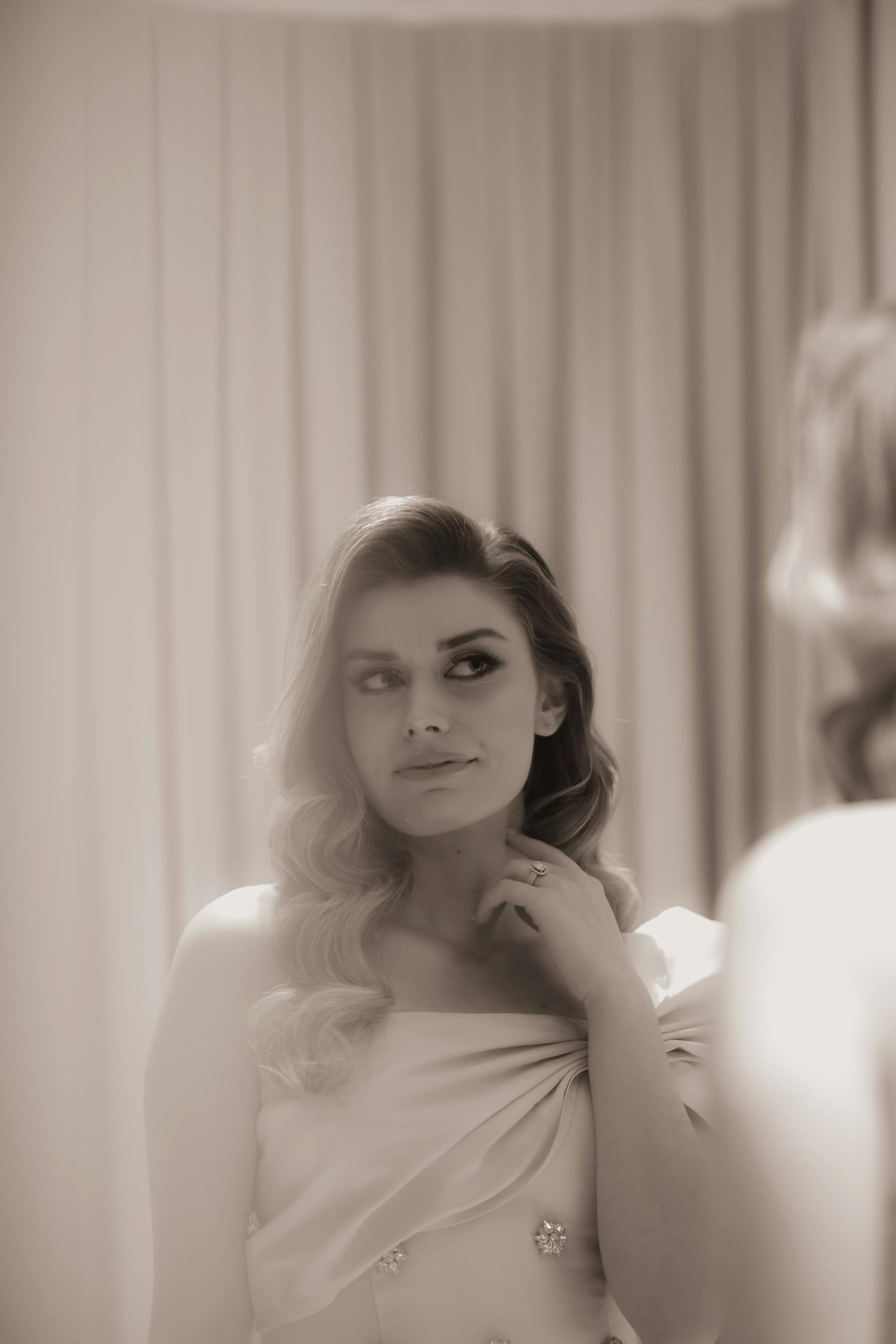 A grayscale photo of a bride looking in the mirror | Source: Pexels