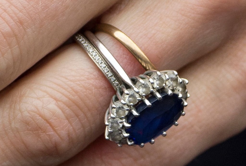 A close up of Kate Middleton's rings, including her engagement ring and wedding band. | Photo: Getty Images